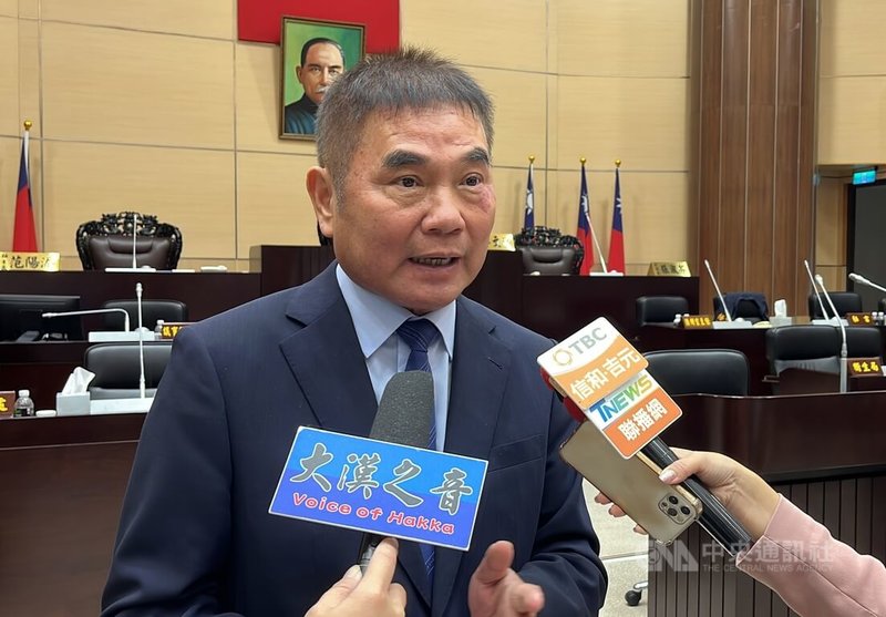 世界12強棒球賽台灣隊奪冠,苗栗縣長鍾東錦25日表示,縣內目前欠缺具規模的棒球場,將覓地興建,鼓勵各校推動棒球發展。中央社記者管瑞平攝 113年11月25日