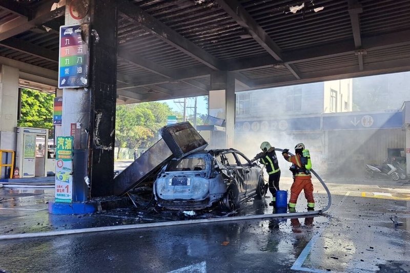 桃園市警局楊梅分局25日表示，一處加油站24日發生火警，一輛自小客車不知何故衝撞加油島，導致加油島與另一輛汽車起火燃燒，自小客車駕駛酒測值為0，詳細事故原因警方正調查釐清中。（桃園市政府消防局提供）中央社記者吳睿騏桃園傳真  113年11月25日