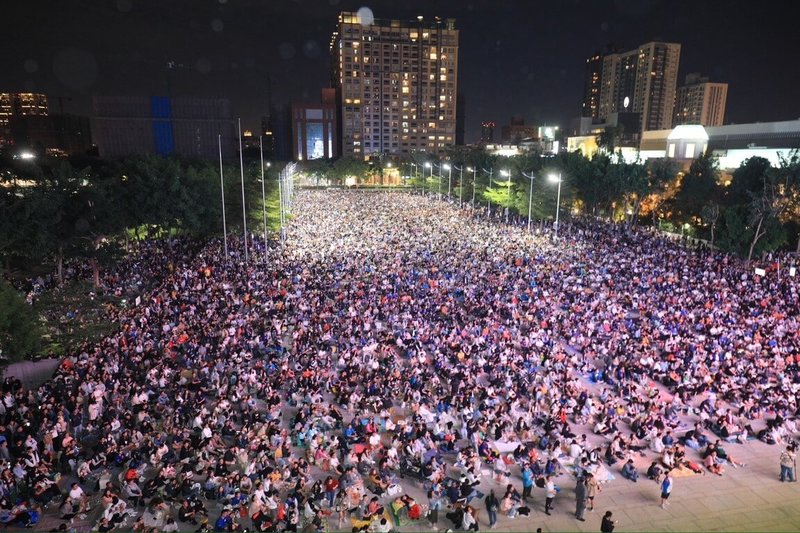 世界12強棒球賽台灣從預賽拚到冠軍戰，24日擊敗強敵日本，奪下首座冠軍獎盃，台中市政府當天晚間也在府前廣場直播賽事，吸引許多民眾到場，為台灣隊嘶喊加油，見證感動瞬間。（市府提供）中央社記者趙麗妍傳真  113年11月25日