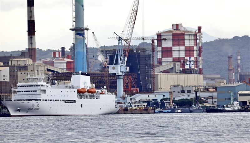 圖為海鯤艦7月15日下午出塢進行泊港測試。（中央社檔案照片）