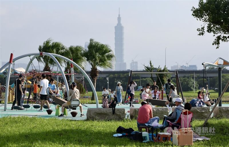 民眾在台北市河濱公園遊憩。（中央社檔案照片）