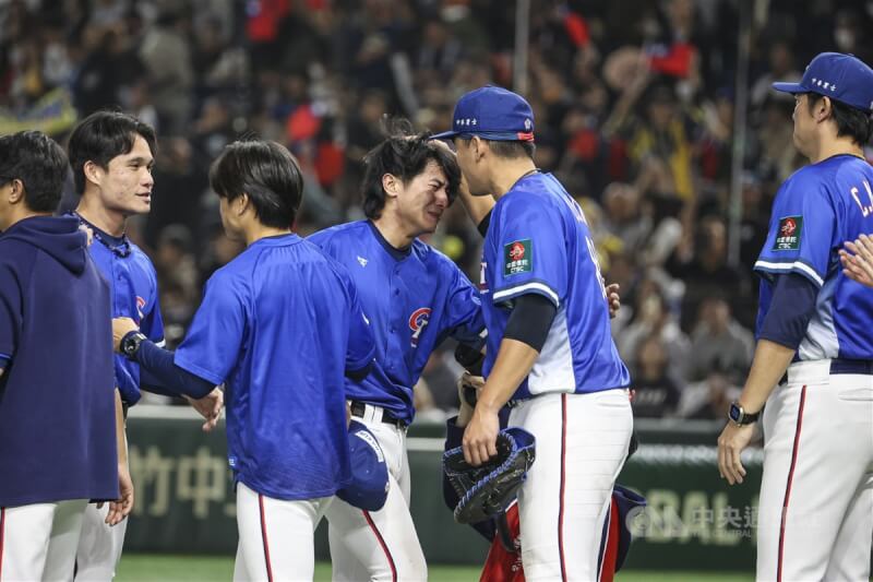 隊長陳傑憲(右3)在比賽獲勝瞬間立刻眼眶泛紅、激動淚崩,邊哭邊向所有隊友擁抱致意。中央社記者鄭清元攝 113年11月24日