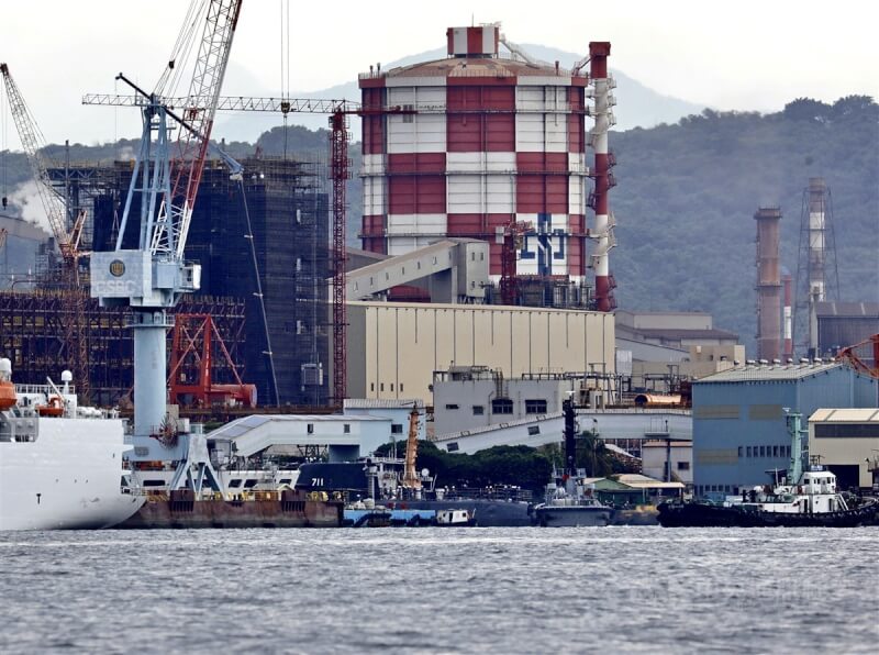 圖為海鯤艦7月15日下午出塢進行泊港測試。（中央社檔案照片）