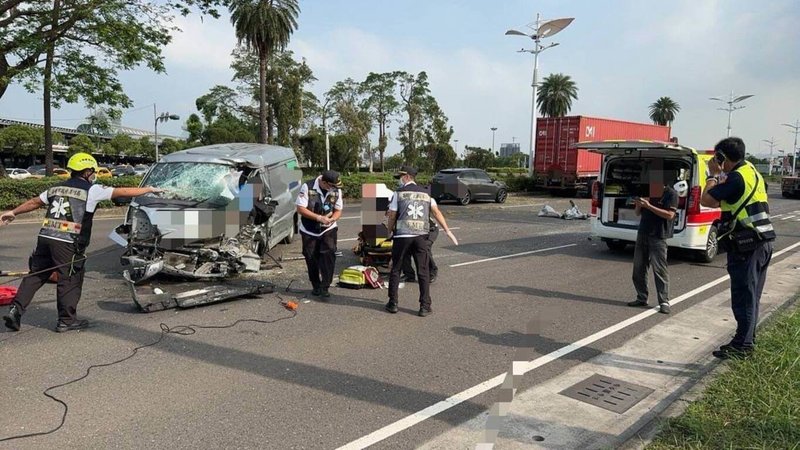 張姓男子25日載陸姓同事駕駛保全運鈔車，行經高雄市小港區時，疑因失控打滑跨越中央分隔島，再撞擊對向聯結車，造成運鈔車車頭毀損，張男腿部骨折、陸男受擦挫傷，2人意識清楚送醫救治。（高雄市警察局小港分局提供）中央社記者張已亷傳真  113年11月25日