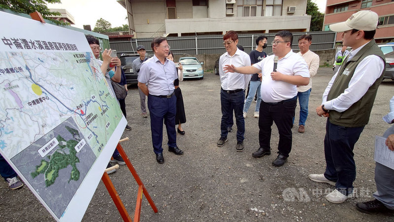 民進黨立委陳冠廷（前右1）、蔡易餘（前右2）25日邀請交通部觀光署副署長林信任（前右3）與西拉雅國家風景區管理處處長徐振能（前右4）等人到嘉義縣中埔鄉會勘，期待中央提振中崙澐水溫泉的觀光效益。中央社記者蔡智明攝  113年11月25日