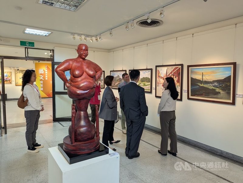 台灣更生保護會26日舉辦更生保護節暨全國更生美展開幕活動，更生美展即起至12月4日，共展出160件作品。中央社記者蘇木春攝  113年11月26日