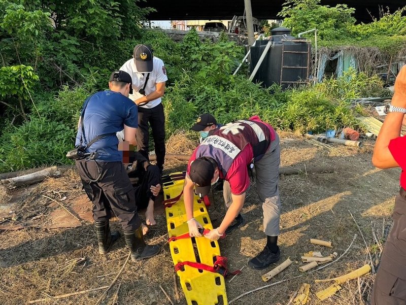 高雄林園警方發現高屏大橋有男子牽機車行走，上前引導時男子卻突然跳橋，經下橋追緝發現男子為越南籍失聯移工，警方後續依入出國及移民法移請移民署收容，等待遣返。（高市林園警分局提供）中央社記者洪學廣傳真  113年11月26日