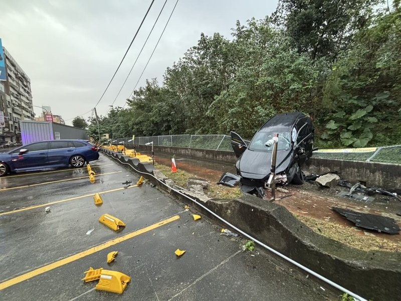 1名男子26日駕車沿苗栗縣頭份市信義路逆向衝往T字路口的銀河路，撞破停車場水泥護盾後卡在邊坡上，男子酒測值1.22mg/L，警方依法送辦。（警方提供）中央社記者管瑞平傳真  113年11月26日