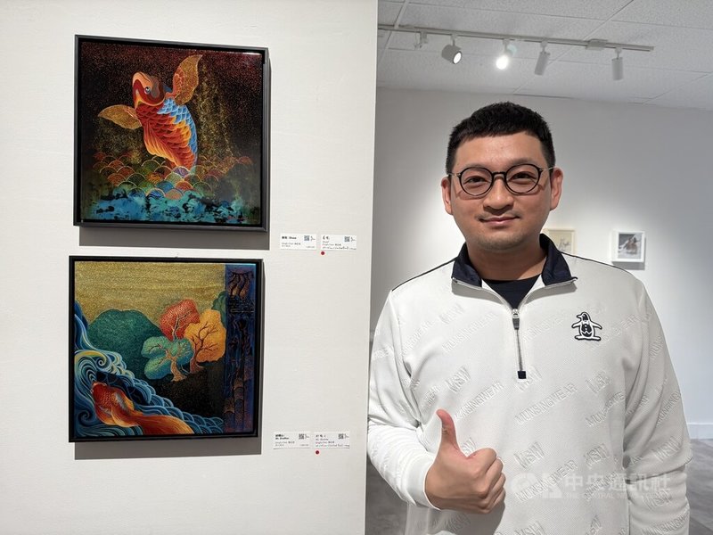 藝術家陳定甫專攻天然漆畫創作,這次帶著多幅畫作和家人首度造訪加拿大。中央社記者胡玉立多倫多攝  113年11月26日