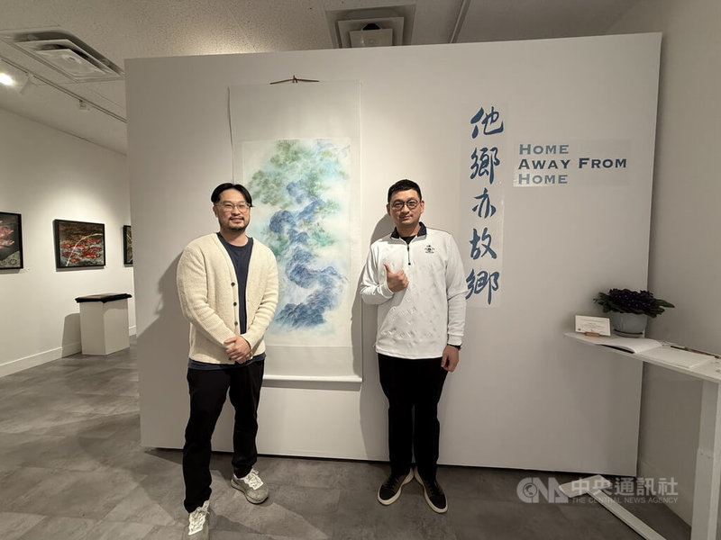 「他鄉亦故鄉」藝術展策人蔡雨辰（左）帶著陳定甫（右）等4位年齡當代台灣年輕藝術家作品，來到加拿大多倫多，探索海外華人藝術市場。中央社記者胡玉立多倫多攝  113年11月26日