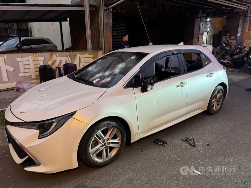 台中市東區1處租賃車行26日清晨遭多名歹徒持棍棒砸毀15輛汽機車，犯案後分乘多部車逃逸，警方獲報到場調查釐清。（翻攝照片）中央社記者蘇木春傳真  113年11月26日