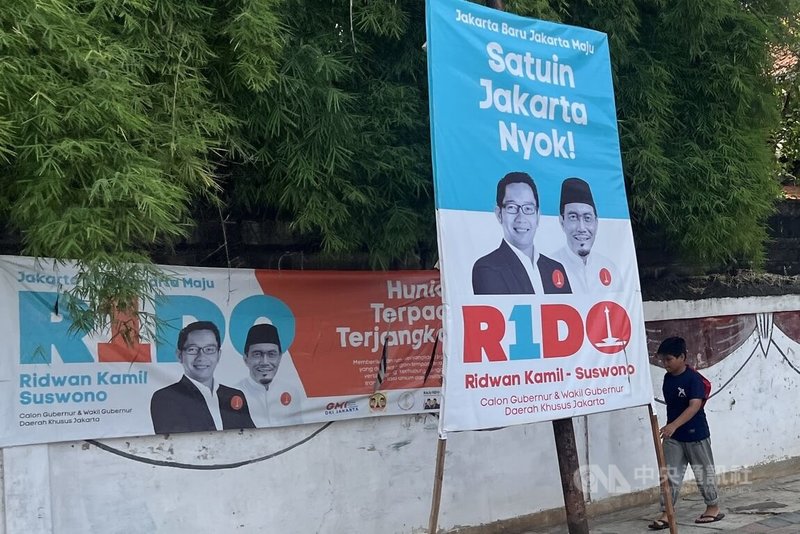 印尼雅加達特區首長候選人利德宛（Ridwan Kamil）的競選海報矗立在雅加達街頭。中央社記者李宗憲雅加達攝  113年11月26日