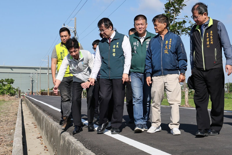 台南市政府與中央合作改善各地農水路，台南市長黃偉哲（前左2）與農業部農田水利署長蔡昇甫（前左1）26日視察善化區農地重劃區農水路改善成果。（台南市政府提供）中央社記者楊思瑞台南傳真  113年11月26日