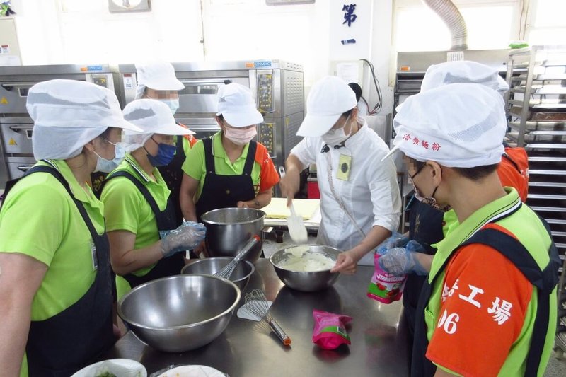 弘光科技大學推廣營運處推廣教育中心前進台中女子監獄開設烘焙實作班，學員學習製作各種點心。（弘光科大提供）中央社記者趙麗妍傳真  113年11月26日