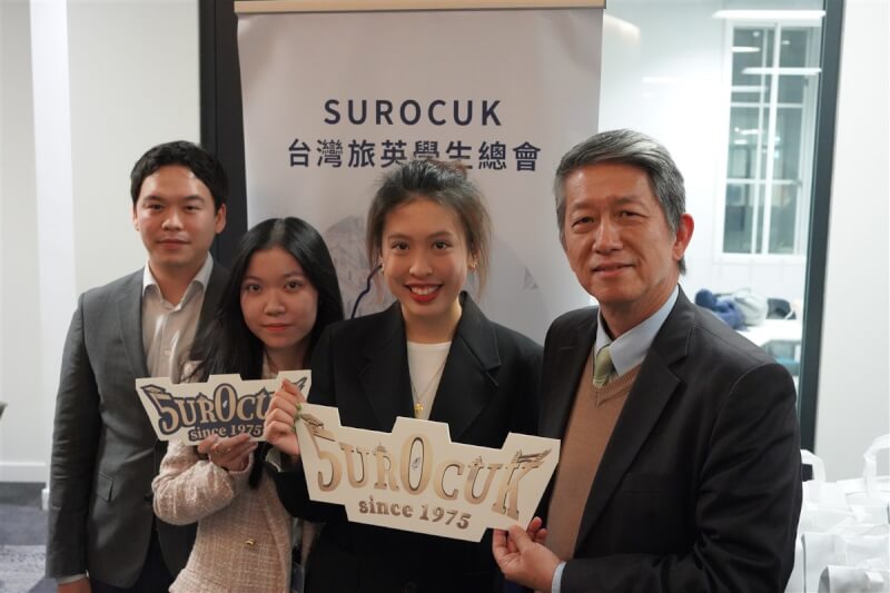 台灣旅英學生總會24日舉辦第50屆總會會長選舉,由倫敦大學學院李冠蓁(右2)獲最高票當選,預計於今年年底與現任會長長許瑋芸(左2)正式交接。圖右1為駐英國代表處教育組組長畢祖安。(駐英國代表處教育組提供)中央社記者簡玉晴傳真 113年11月26日