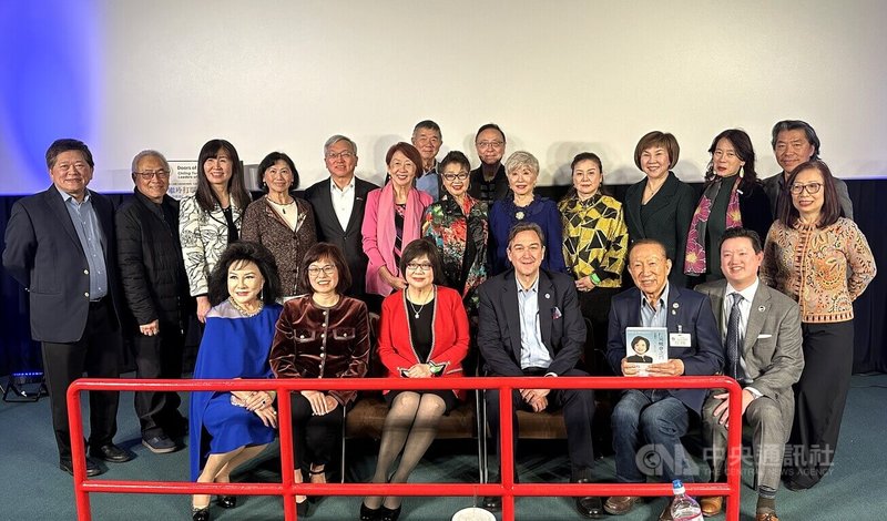 全美亞裔總商會執行長董繼玲(左前3)24日在加州灣區舉行新書發表會,加州亞太裔領袖出席。中央社記者張欣瑜舊金山攝 113年11月26日