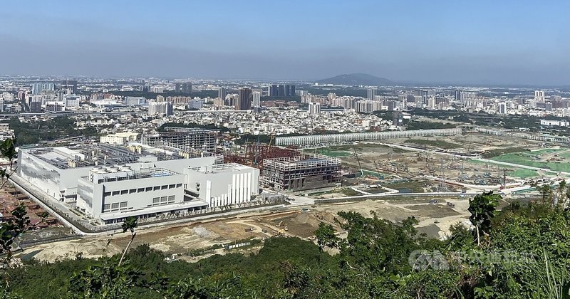 晶圓代工廠台積電高雄2奈米廠（左邊建築）26日舉行進機典禮，高雄市長陳其邁表示，原本是要在民國114年中旬進機、年底生產，但因為全球半導體先進製程需求強勁，因此提早半年進機。中央社記者董俊志攝  113年11月26日