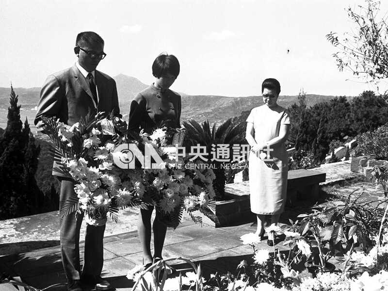 楊傳廣(左)、紀政(右)於關頌聲的墓前致意。中央社記者馮國鏘攝 57年11月27日