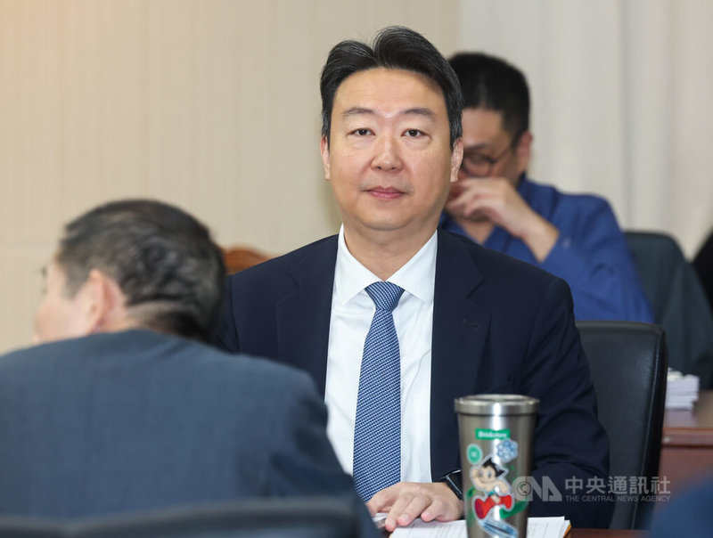 交通部長陳世凱(中)27日在立法院表示,已要求桃機檢討,這樣不良的行為「勢必要裁罰」。中央社記者吳家昇攝 113年11月27日
