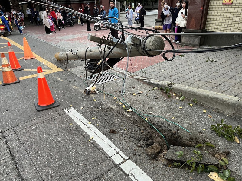 苗栗縣頭份市71歲李姓老翁26日下午駕車前往頭份國小接孫子下課，不料，車輛突然暴衝，撞斷1根水泥電桿後，又加速往前行駛約100公尺才停下來，所幸當時沒有學生在附近，未造成人員傷亡。（警方提供）中央社記者管瑞平傳真  113年11月27日