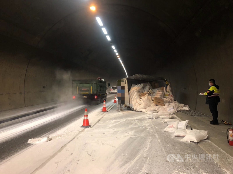 新北市觀音山隧道內發生貨車側翻事故，造成車上裝載大量太白粉散落瀰漫，肇事原因待查。（翻攝照片）中央社記者王鴻國傳真  113年11月27日