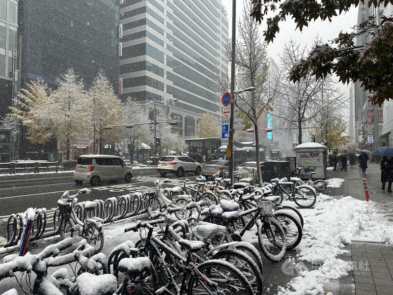 韓國各地27日降下初雪，首爾市積雪量創下歷年11月最高紀錄。圖為首爾街道。中央社記者廖禹揚首爾攝 113年11月27日