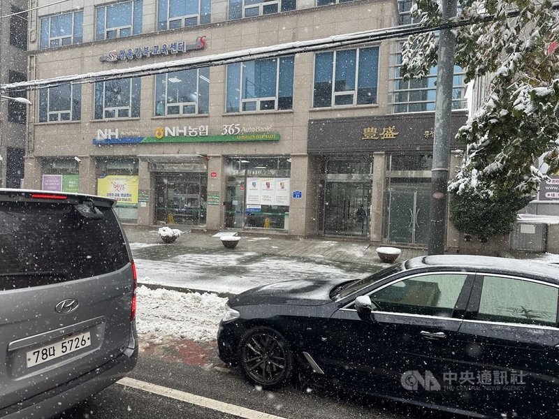 韓國各地27日降下初雪，首爾市積雪量創下歷年11月新高，市政府一早便加派人手清除路面積雪。圖為首爾街道。中央社記者廖禹揚首爾攝 113年11月27日