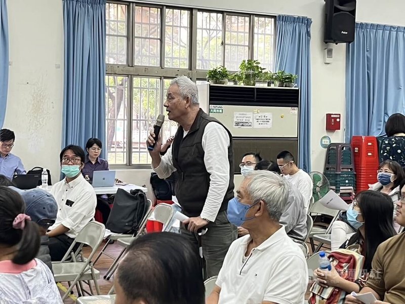 高鐵南延屏東路線將採「左營案」或「高雄案」年底前會確定,交通部鐵道局27日在左營區舉辦首場說明會,約70餘人到場關心,與會民眾表達意見想法。中央社記者林巧璉攝 113年11月27日