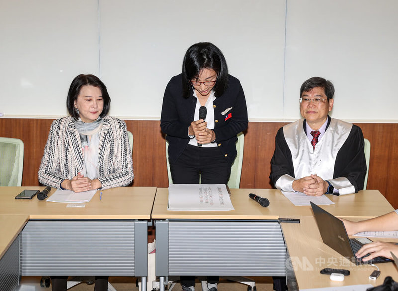 媒體人周玉蔻、蔡玉真遭起訴誣指前中國小姐張淑娟涉及台北市長蔣萬安的父親蔣孝嚴緋聞遭判刑。張淑娟(中)27日在國民黨立委王鴻薇(左)陪同下至立法院舉行記者會,會中起身向一路走來向她加油的人鞠躬致意。中央社記者鄭清元攝 113年11月27日