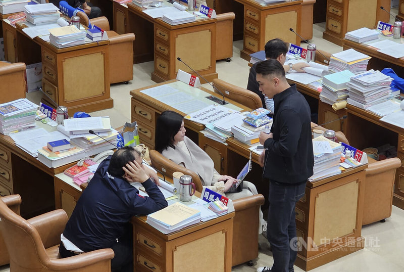 國民黨新北市議員戴湘儀（左2）一再否認和新北市議長蔣根煌之子蔣欣璋所傳緋聞，但仍遭蔣欣璋妻子質疑；戴湘儀27日下午仍照常到縣議會問政，她說，期盼「蔣夫人」能有所節制及停止有關行為，讓她能全心全力服務選民。中央社記者王鴻國攝  113年11月27日