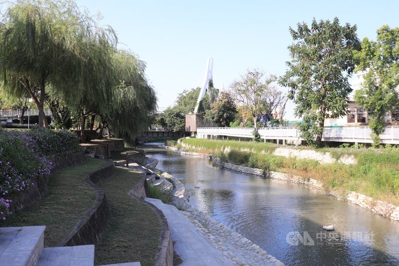 台中市豐原區葫蘆墩公園內的軟埤仔溪，花費新台幣1.5億元整治後，水岸花都景色更宜人。中央社記者趙麗妍攝  113年11月27日