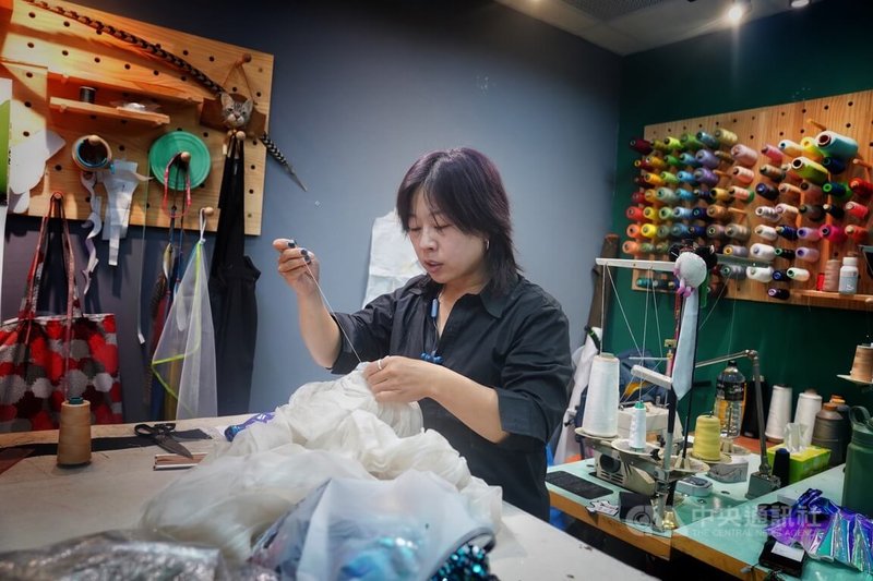 資深劇場服裝管理林俞伶(圖)近年轉向專攻劇服設計,她認為過去豐富的服裝管理經驗,對現在劇服設計幫助很大,她能主動把快換思維納入前端設計,讓演員流暢換裝,也幫劇團演出搶時間。中央社記者徐肇昌攝 113年11月27日