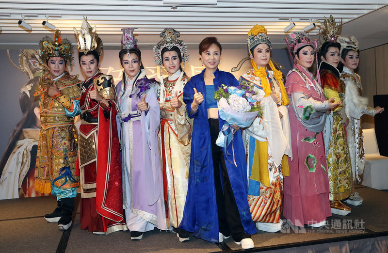 歌仔戲演員孫翠鳳(中)27日下午在台北出席全新自傳「孫翠鳳和她的男人們」新書發表會,現場也安排多人以歌仔戲男性角色扮相登場,與孫翠鳳合影留念。中央社記者郭日曉攝 113年11月27日