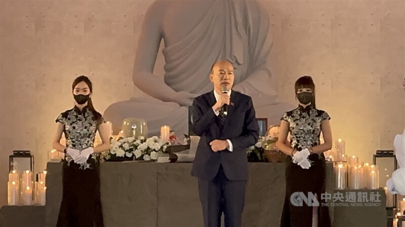雲林縣議長黃凱胞兄、曾為國內重大槍擊要犯的黃村27日告別式,立法院長韓國瑜(中)前往致哀並致詞。中央社記者姜宜菁攝 113年11月27日