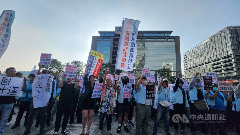 中鋼運通企業工會27日下午大規模號召船員與家屬，動員上百輛汽機車，聚集高雄成功二路中鋼大樓前抗議，要求恢復工作權跟勞健保。中央社記者洪學廣攝  113年11月27日