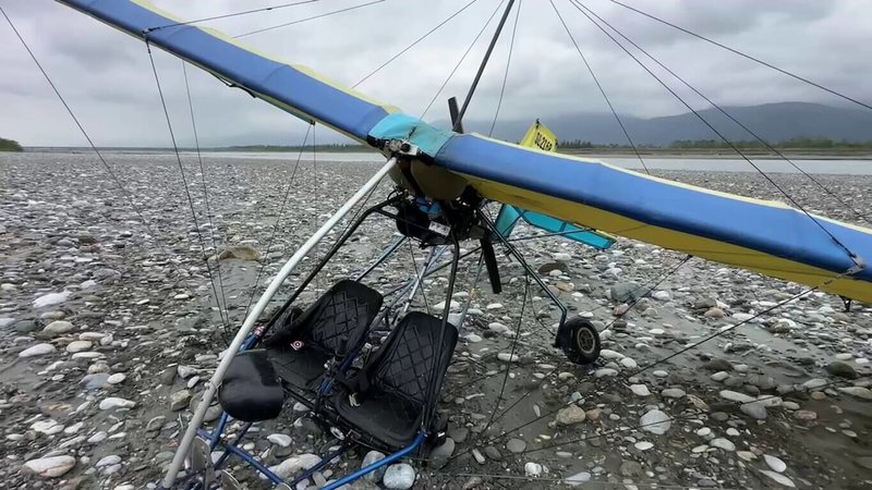 花蓮縣27日上午發生輕航機迫降意外，1架輕航機疑回程途中機械故障，失去動力，教練緊急應變，透過滑翔迫降花蓮溪河床，機上2人均安。（民眾提供）中央社記者盧太城花蓮傳真  113年11月27日