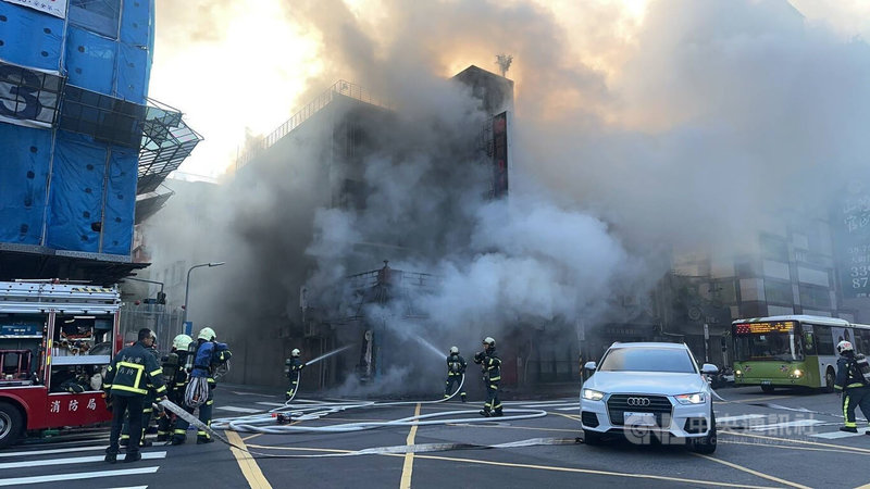 台北市中正區濟南路27日下午發生火警，地點緊鄰台灣大學社會科學院旁，現場濃煙密布，台北市消防局獲報出動大量人車救火，所幸無人受傷。（翻攝照片）中央社記者黃麗芸傳真  113年11月27日