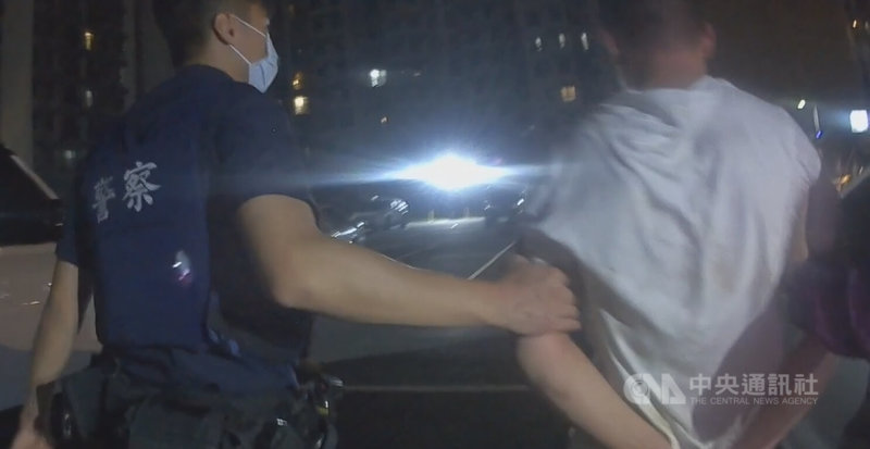 台中警方日前獲報北屯區一處停車場有人喧嘩妨害安寧，員警到場盤查時，楊男（右）突然逃跑，警方以辣椒水將他制伏，經調查，楊男因詐欺案件遭通緝，警詢後押解歸案。（翻攝照片）中央社記者蘇木春傳真  113年11月27日