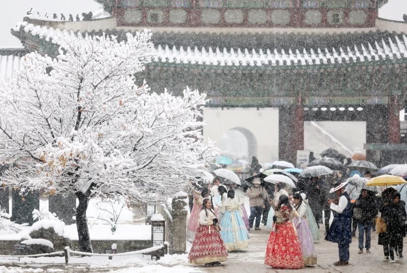 首爾知名古蹟景點景福宮前27日成為一片銀白世界。（韓聯社）