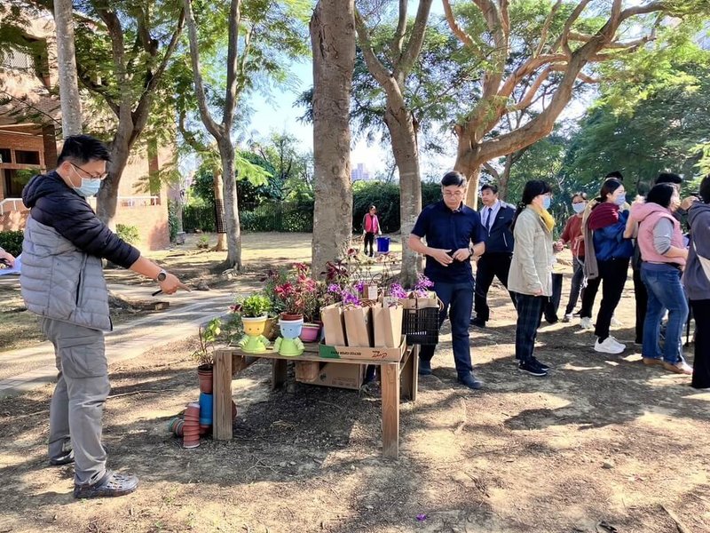 台中榮總與台中農業改良場攜手合作，運用園藝治療模式帶領思覺失調症病友復健治療，課程設計跳脫傳統框架，讓病友透過團體討論規劃作品，運用花草素材進行創作，並學習分享個人設計理念。（台中榮總提供）中央社記者郝雪卿傳真  113年11月28日