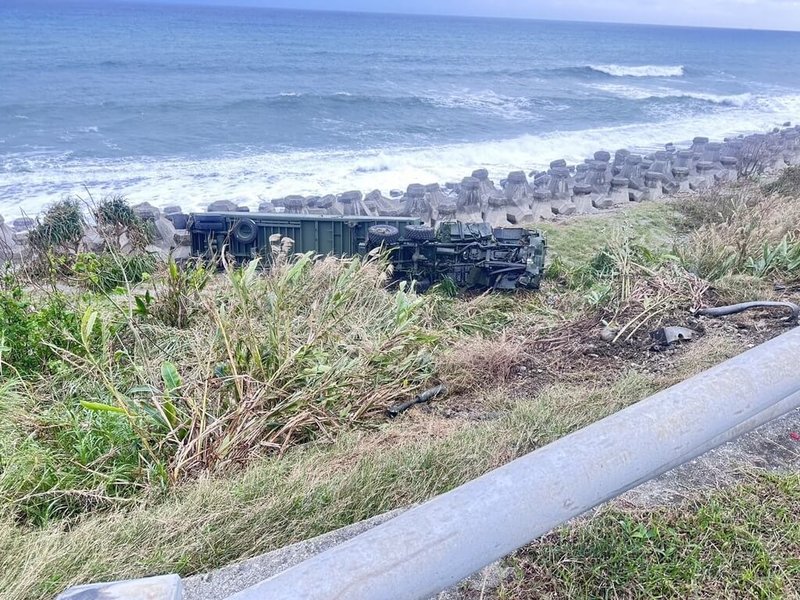 一輛軍用聯結車28日在東海岸公路台東長濱路段翻落海邊,車上2人受傷送醫,初步了解車上沒有爆裂物。(民眾提供)中央社記者盧太城台東傳真 113年11月28日