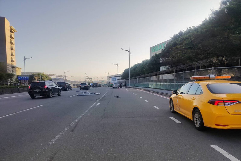 航空警察局表示，28日上午6時55分許，桃園國際機場入場道路的長榮航太公司前的限高架遭一輛聯結車撞擊搖搖欲墜，沒多久就掉落，還險些砸到路過車輛，造成車流回堵至國道2號1公里大園交流道處。（航空警察局提供）中央社記者吳睿騏桃園傳真  113年11月28日