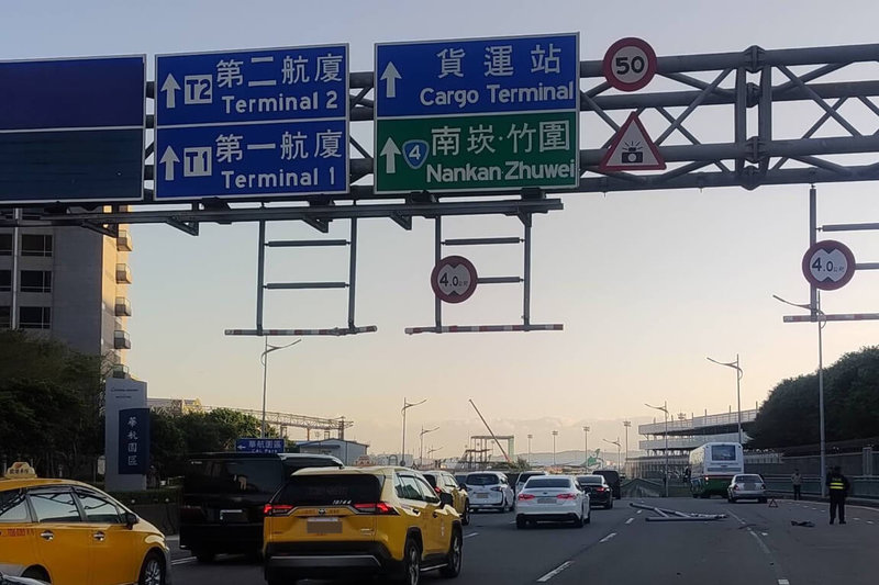 一輛聯結車28日疑因錯過交流道誤入機場道路並撞毀限高架,駕駛因趕著送貨而離去;航空警察局事後調閱監視畫面,聯繫駕駛到案說明。(航空警察局提供)中央社記者吳睿騏桃園傳真 113年11月28日
