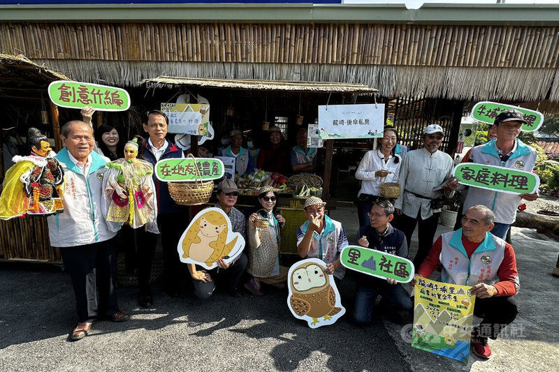 台南市龍崎區龍興社區發展協會等單位12月7日將在牛埔泥岩水土保持教學園區停車場周邊舉辦「龍崎牛埔里山社區農村餐桌市集」，28日為活動宣傳造勢。中央社記者楊思瑞攝  113年11月28日