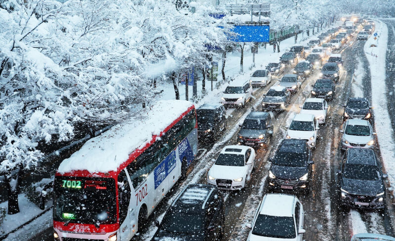 28日韓國京畿道水原市的車輛在街道上緩慢前進。（韓聯社）