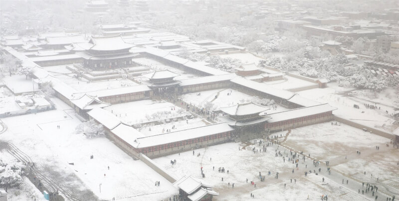 景福宮27日被大雪覆蓋，一片雪白。（韓聯社）