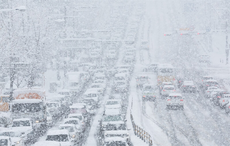 大雪影響交通視線，27日京畿道路上車輛行駛緩慢。（韓聯社）