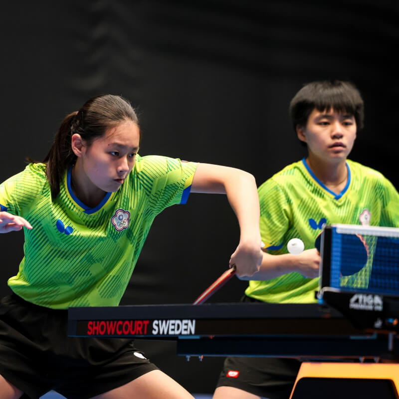 台灣桌球選手吳映萱（右）與陳忞昕（左）。（圖取自facebook.com/ITTFWorld）