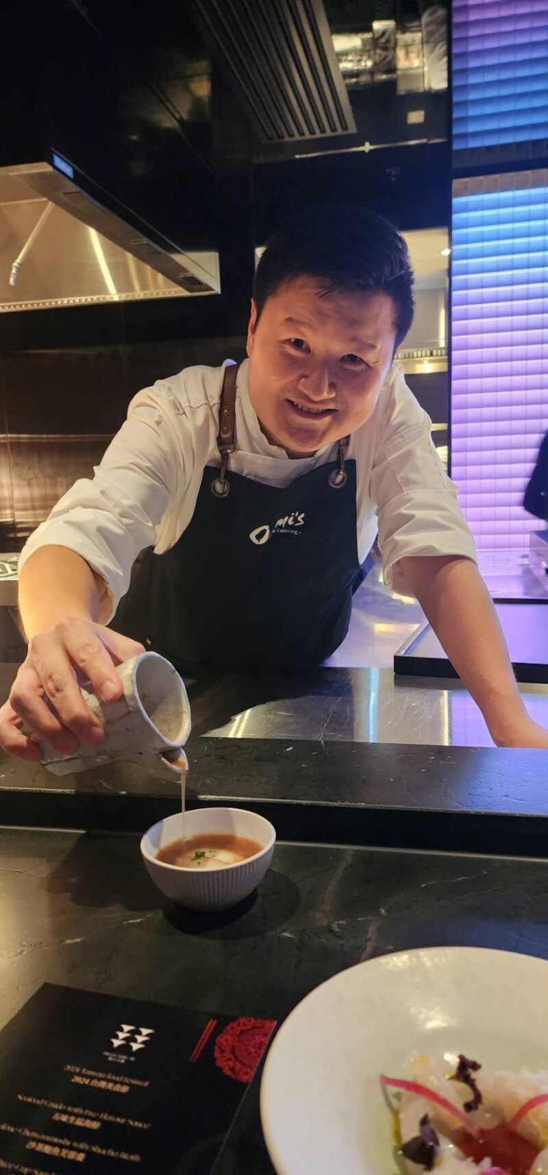 在澳洲創立自有品牌Ommi的台灣主廚Omar Hsu,為2024年「台灣美食節」帶來精緻創意美食。(澳洲台灣商會提供)中央社記者楊淳卉雪梨傳真 113年11月28日
