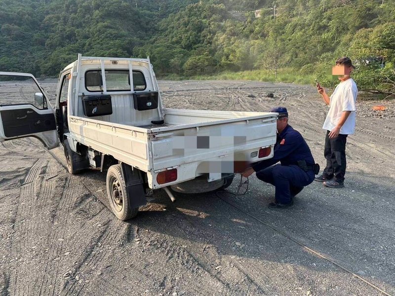 高雄羅姓兄弟28日下午開車前往茂林老鷹谷，行經多納大橋下方沙洲時因不諳地形軟陷，導致自小貨車輪胎陷入沙灘，打滑空轉進退不得，六龜警方成功協助脫困。（高市六龜警分局提供）中央社記者洪學廣傳真  113年11月29日